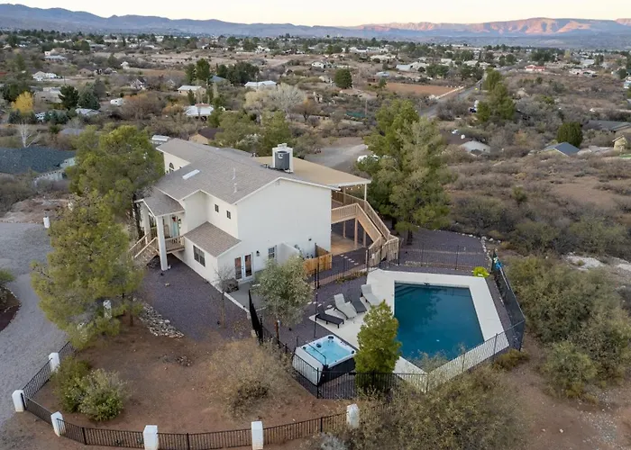 Heated Pool And Jacuzzi, Scenic Mountain View, Lux And Cozy, Holiday home