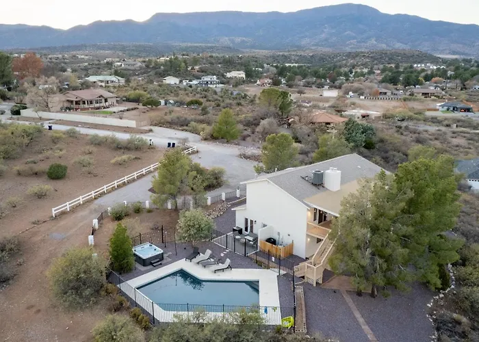 Holiday home Heated Pool And Jacuzzi, Scenic Mountain View, Lux And Cozy, *