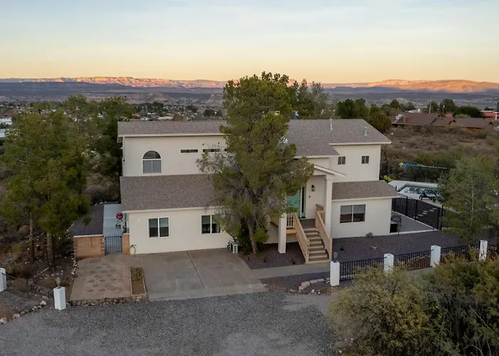 Heated Pool And Jacuzzi, Scenic Mountain View, Lux And Cozy, Holiday home
