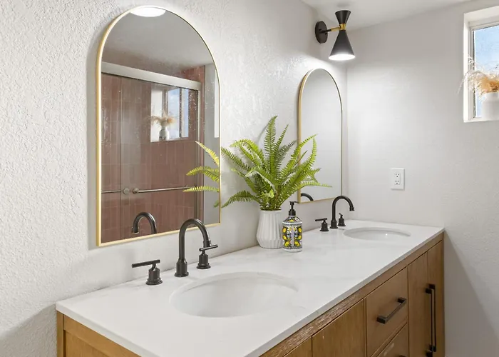 Holiday home Heated Pool And Jacuzzi, Scenic Mountain View, Lux And Cozy, *