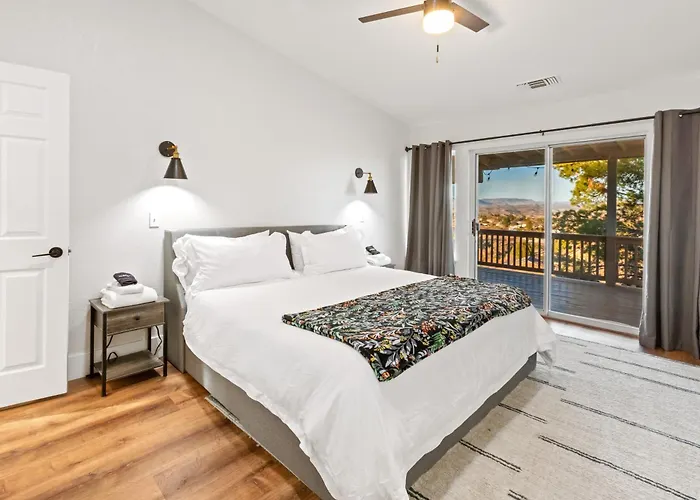 Holiday home Heated Pool And Jacuzzi, Scenic Mountain View, Lux And Cozy, Cottonwood