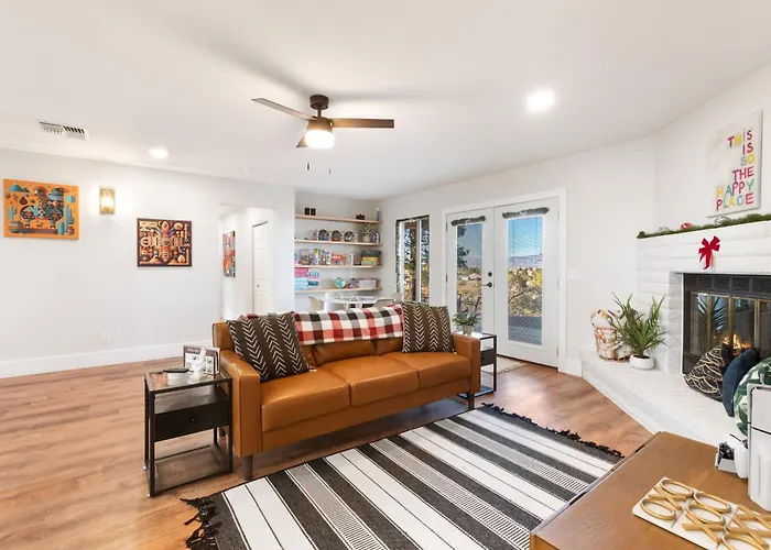 Heated Pool And Jacuzzi, Scenic Mountain View, Lux And Cozy, Holiday home Cottonwood